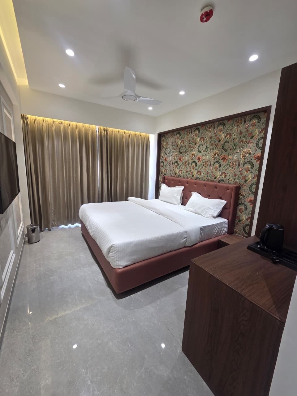 Deluxe Double Room, Balcony, City View | Desk, laptop workspace, iron/ironing board, free WiFi