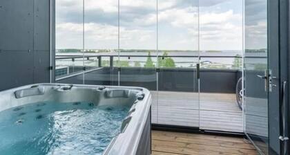 Luxurious Penthouse - Hot Tub & Sauna