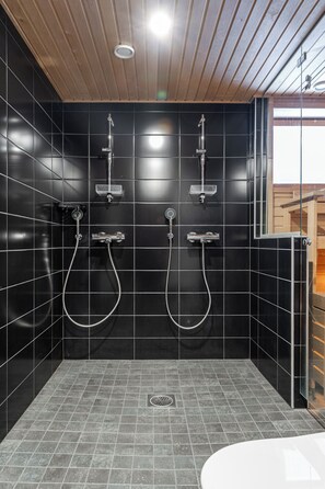 Superior Apartment, 2 Bedrooms, Lake View, Beachfront | Bathroom - Luxurious Penthouse - Hot Tub & Sauna (Tampere)