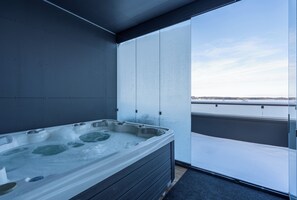 Outdoor spa tub - Luxurious Penthouse - Hot Tub & Sauna (Tampere)