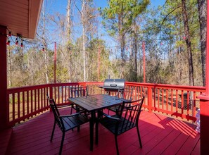 Outdoor dining - Southern Pines Hideaway – Peaceful Hahira Stay (Hahira)