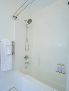 Hair dryer, towels, soap, toilet paper - Southern Pines Hideaway – Peaceful Hahira Stay (Hahira)