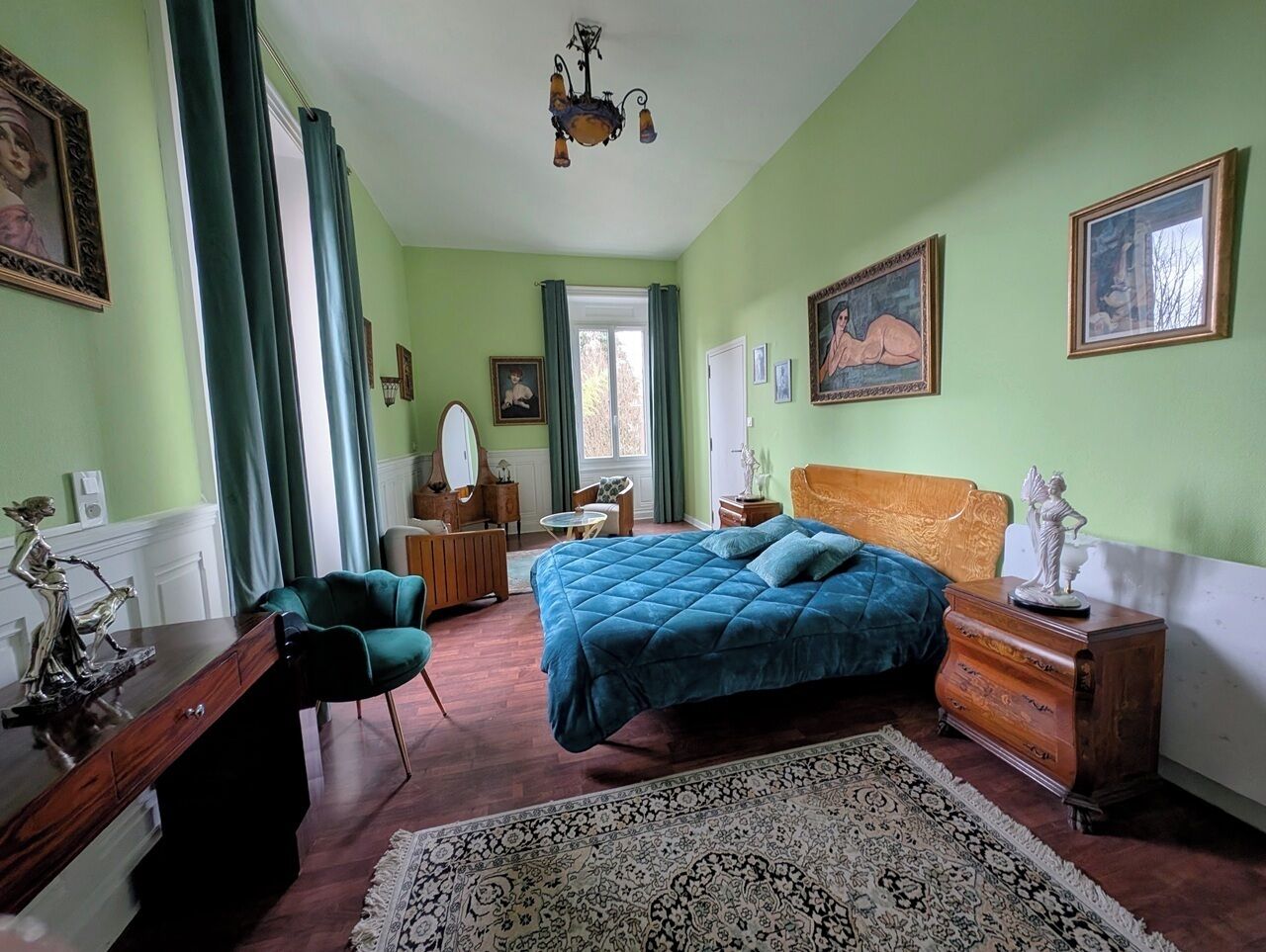 Un dormitorio con cama, escritorio, silla, cómoda y ventana.