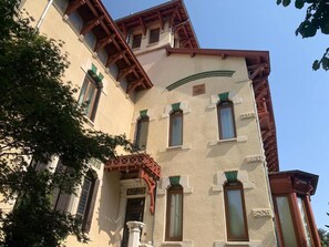 Exterior - Le relai des favorites (Thizy-les-Bourgs)