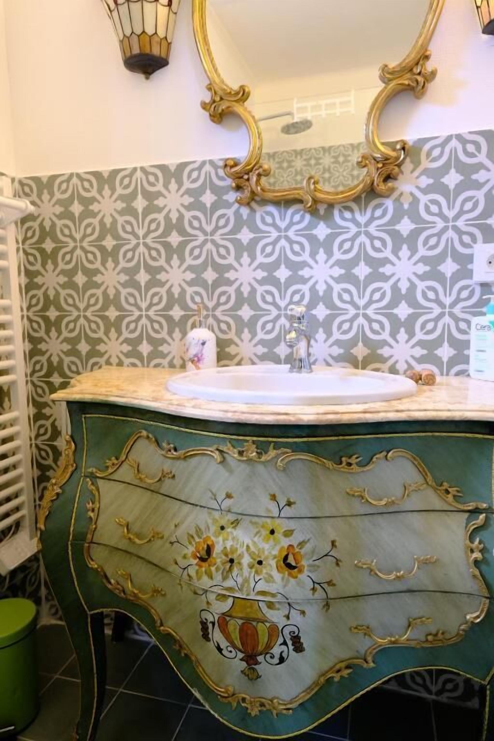 Sèche-cheveux, serviettes fournies, savon, shampoing