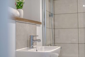 Een douche, een haardroger, handdoeken, shampoo