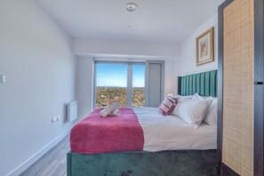 Room - City View - 1-BR Flat Near Salford Royal - Sleep 3 (Eccles)