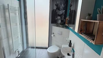 Dusche, Haartrockner, Handtücher, Toilettenpapier