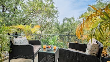 Apartment, 2 Bedrooms, Kitchenette | Property grounds