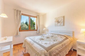 Iron/ironing board, travel cot, free WiFi - Apartment in Antibes with 2 bedrooms sleeps 4 (Antibes)