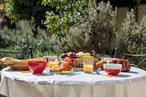 Outdoor dining - Apartment in Antibes with 2 bedrooms sleeps 4 (Antibes)