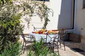 Outdoor dining - Apartment in Antibes with 2 bedrooms sleeps 4 (Antibes)