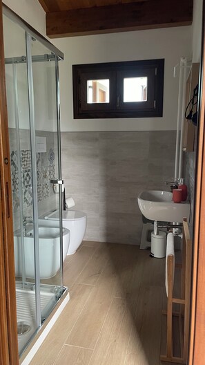 Douche, sèche-cheveux, bidet, serviettes fournies