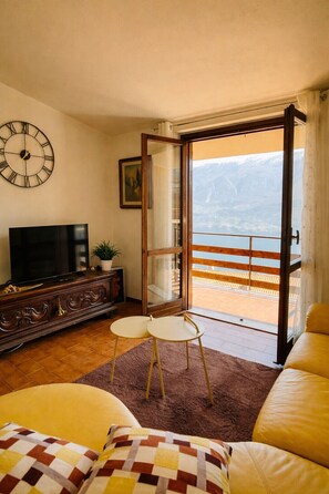 TV - Appartamento Angela by Theater Home - with marvellous lake view (Tignale)