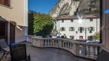 Deluxe-Zimmer, Bergblick | Terrasse/Patio