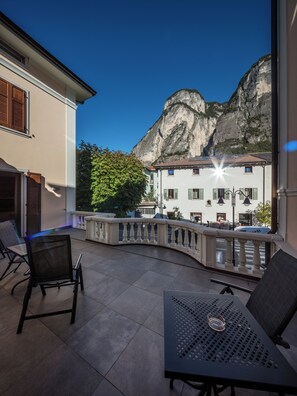 Rom – deluxe, fjellutsikt | Terrasse/patio