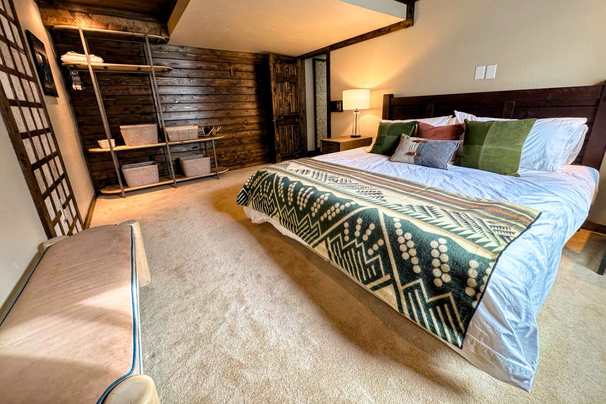 4 habitaciones, escritorio y tabla de planchar con plancha 
