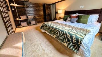 4 habitaciones, escritorio y tabla de planchar con plancha