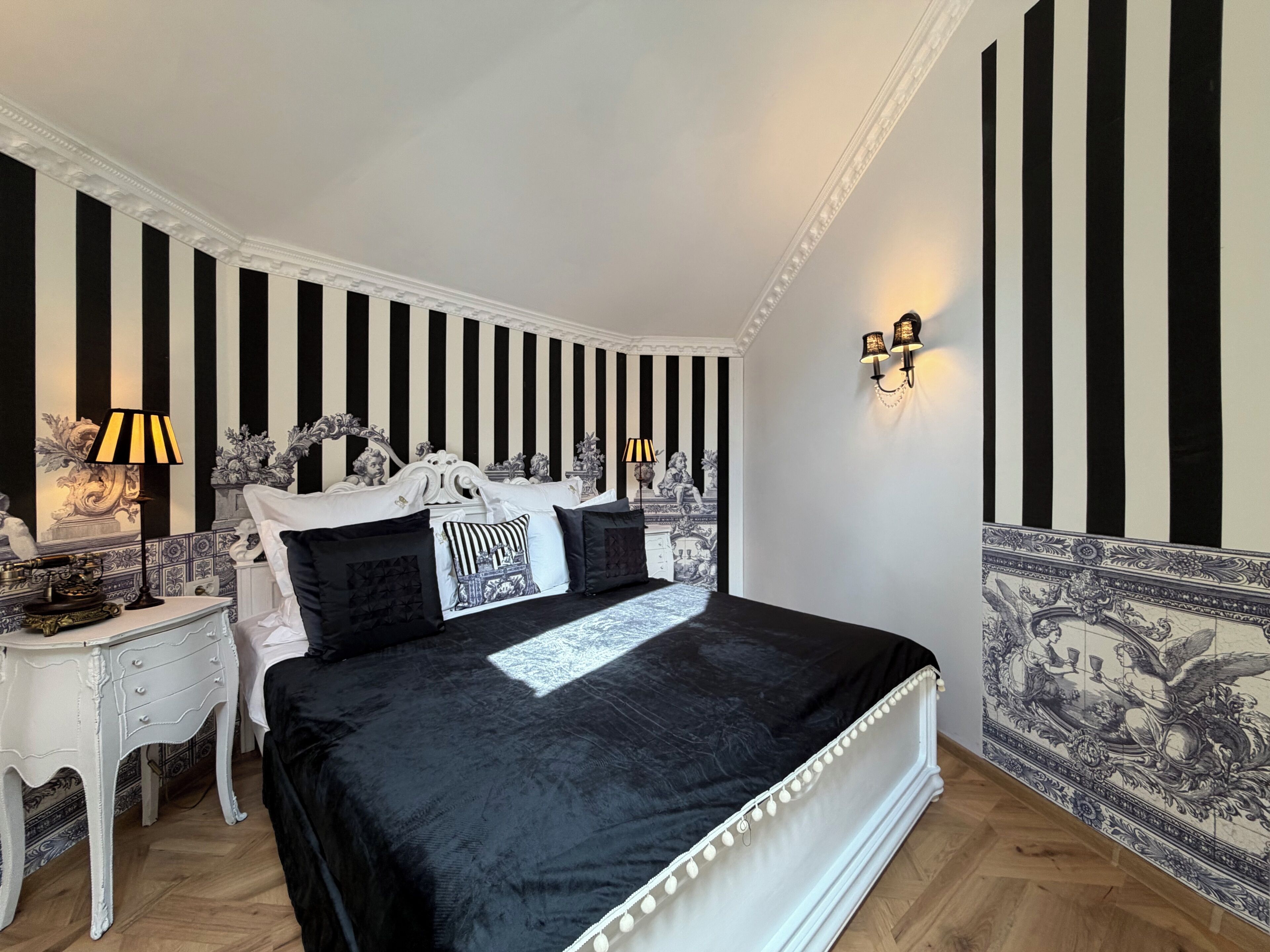 Luxury Suite | Egyptian cotton sheets, premium bedding, memory foam beds, minibar