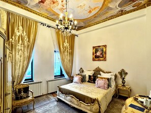 Luxury Double Room | Egyptian cotton sheets, premium bedding, memory foam beds, minibar - Chateau D'Amour Luxury Boutique (Bucharest)