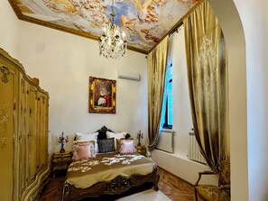 Luxury Double Room | Egyptian cotton sheets, premium bedding, memory-foam beds, minibar - Chateau D'Amour Luxury Boutique (Bucharest)