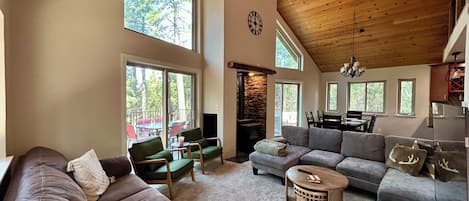 Smart TV, chimenea, futbolito y libros