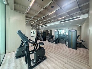 Fitness facility - Modern 1 Bedroom with Private Balcony Pool (Dubai)