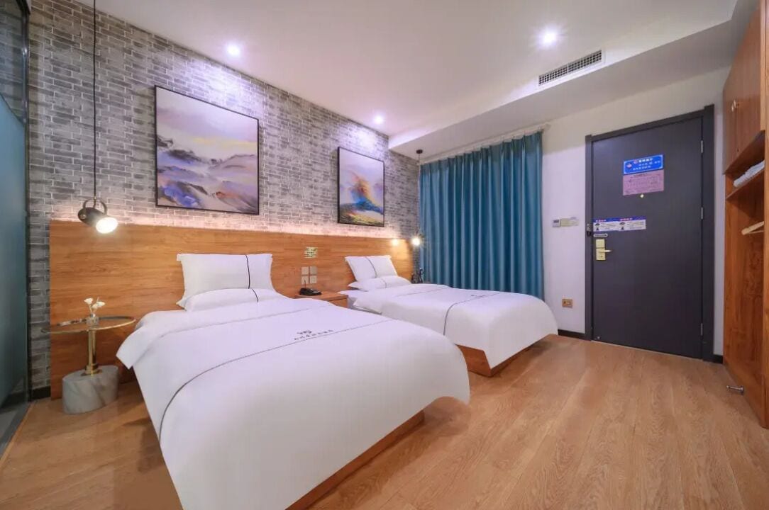 Egyptian cotton sheets, premium bedding, soundproofing, free WiFi