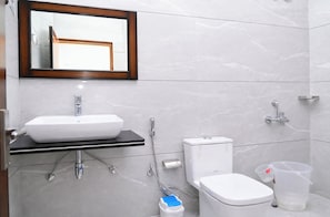 Shower, rainfall showerhead, slippers, bidet - Hotel Daiwarch Mountain View Uttarkashi (Dunda)