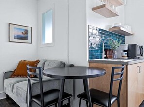 Dining - Deluxe King Suite in Downtown Asheville (Asheville)