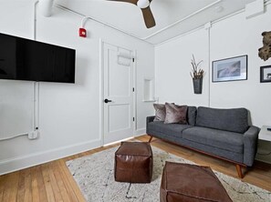 TV, offices - Deluxe King Suite in Downtown Asheville (Asheville)