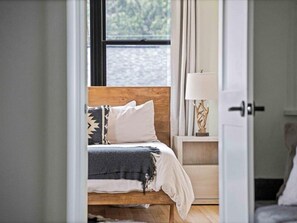 1 bedroom, iron/ironing board, free WiFi, bed sheets - Deluxe King Suite in Downtown Asheville (Asheville)