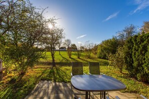 Outdoor dining - Vacation apartment close to the beach with its own terrace - Feriendorf Bakenberg FeWo B66 - (Dranske)