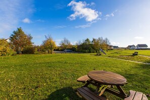 Outdoor dining - Vacation apartment close to the beach with its own terrace - Feriendorf Bakenberg FeWo B66 - (Dranske)