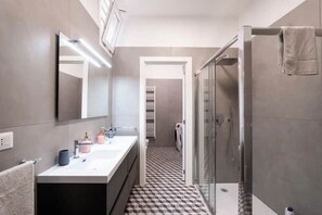 Hair dryer, bidet, towels, soap - The Arch House (Galatina)
