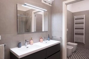Secadora de cabello, bidet, toallas, jabón 