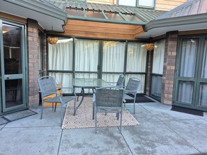 Outdoor dining - Cosy Home in Hokowhitu. 5 minutes to parks, theater and museums. (Palmerston North)