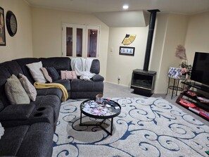 Living area - Cosy Home in Hokowhitu. 5 minutes to parks, theater and museums. (Palmerston North)