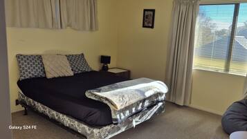 2 bedrooms, desk, iron/ironing board, WiFi