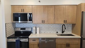 Fridge, microwave, oven, stovetop - Waikiki Banyan with Free Parking & Washer/Dryer in Unit! (Honolulu)