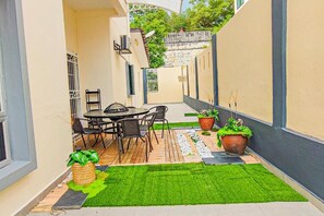 House, Courtyard View | Outdoor dining - Modern Home at Kajang by HCK (Kajang)