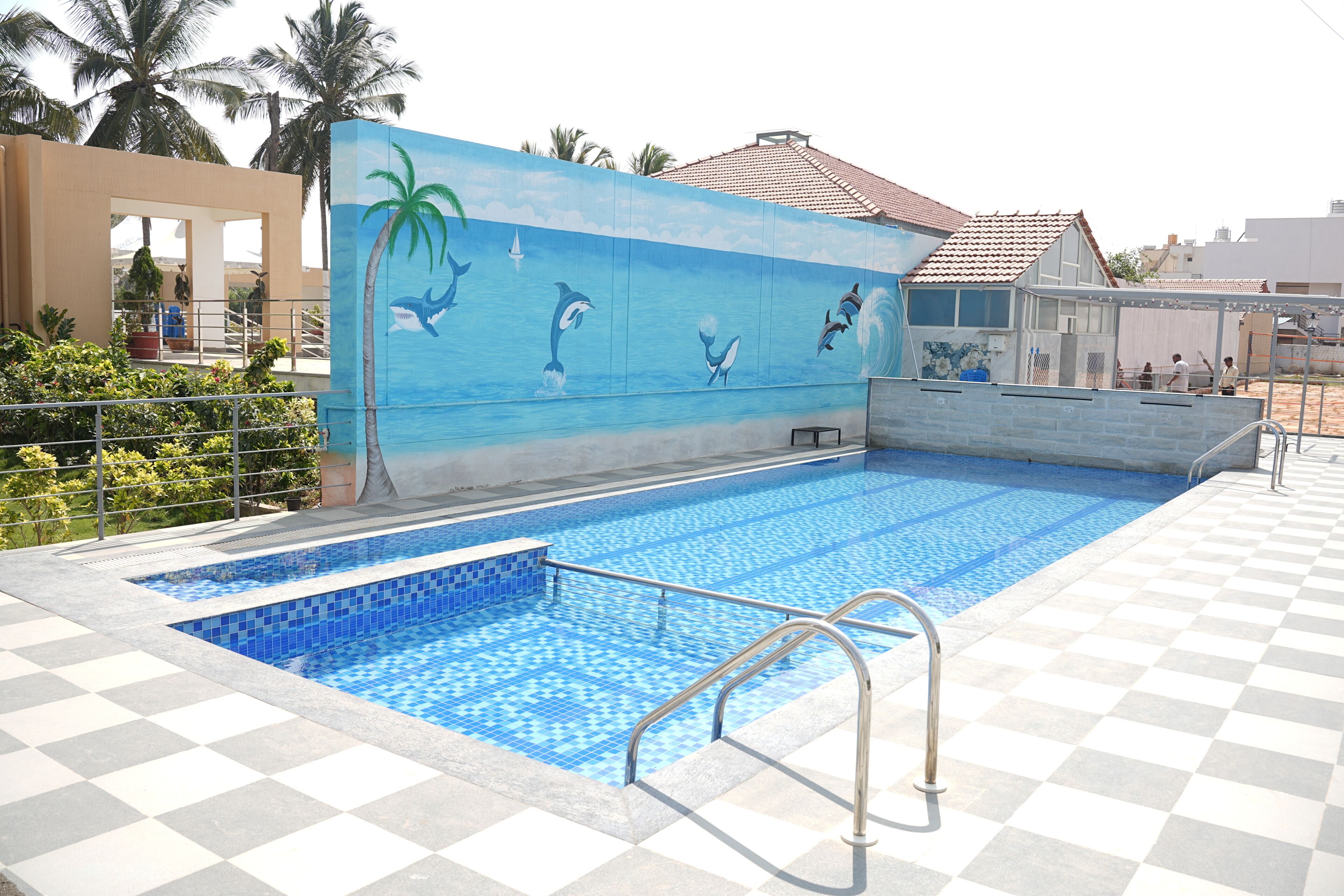 Una piscina al aire libre