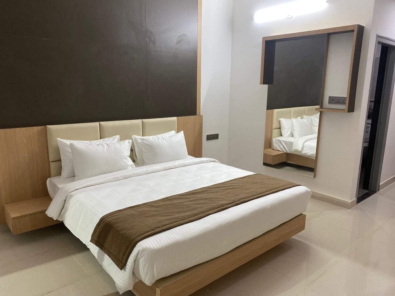 Desk, laptop workspace, free WiFi, bed sheets