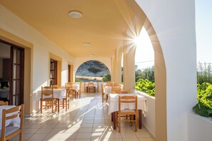 Outdoor dining - Casa Garden (Lakki)