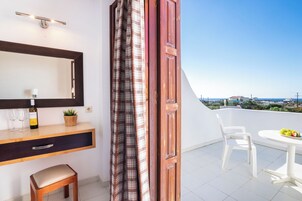 Habitación estándar doble, balcón, vistas al jardín | Interior