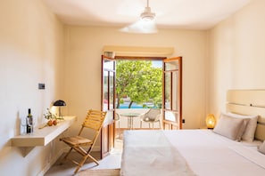 Habitación doble superior, balcón, vista a la alberca | Caja de seguridad en la habitación y escritorio
