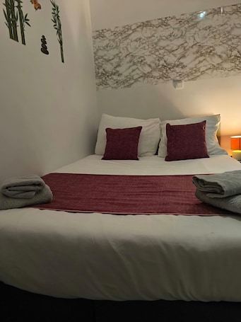 1 bedroom, WiFi, bed sheets. COSY room near Pairi Daiza and Mons (chr D)
