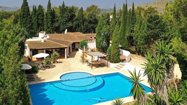 A villa with a swimming pool, outdoor seating, and a garden. - Villa Jacobus (Pollença)