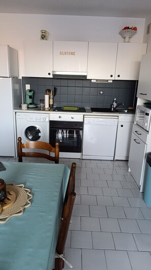Private kitchen - The charm of a cocooning apartment between harbor and sea. (Valras-Plage)