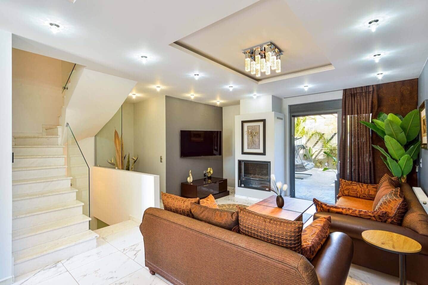 TV, fireplace